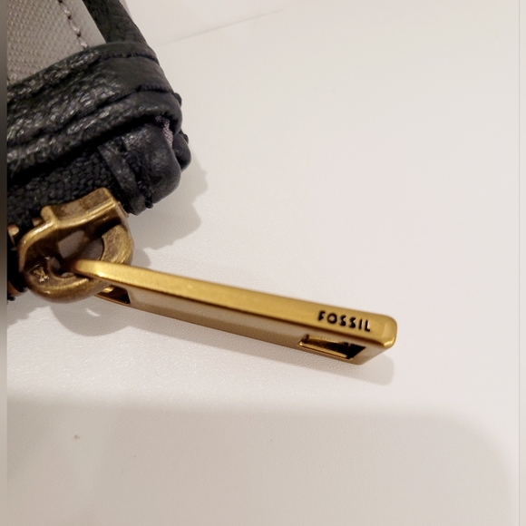 Fossil Lainie Multifunction Black Leather Wallet with Gold Accents - Picture 6 of 7